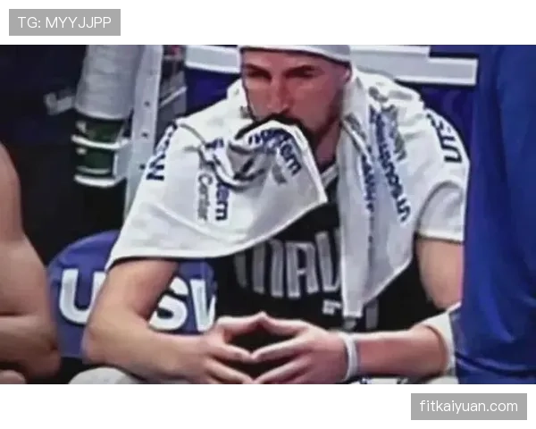 乔丹·汤普森，比赛时冷面杀手，私下像个把信用卡当遥控器的人