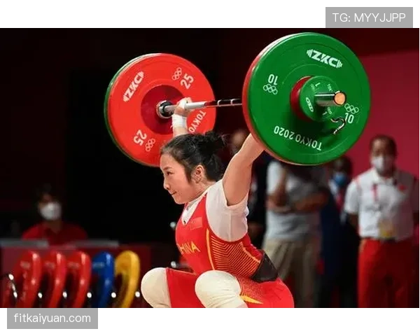 廖秋云训练完啃鸡腿的样子，真的和举重台上判若两人